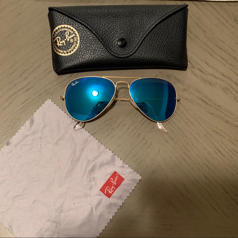 Blue mirrored Ray-Ban aviators